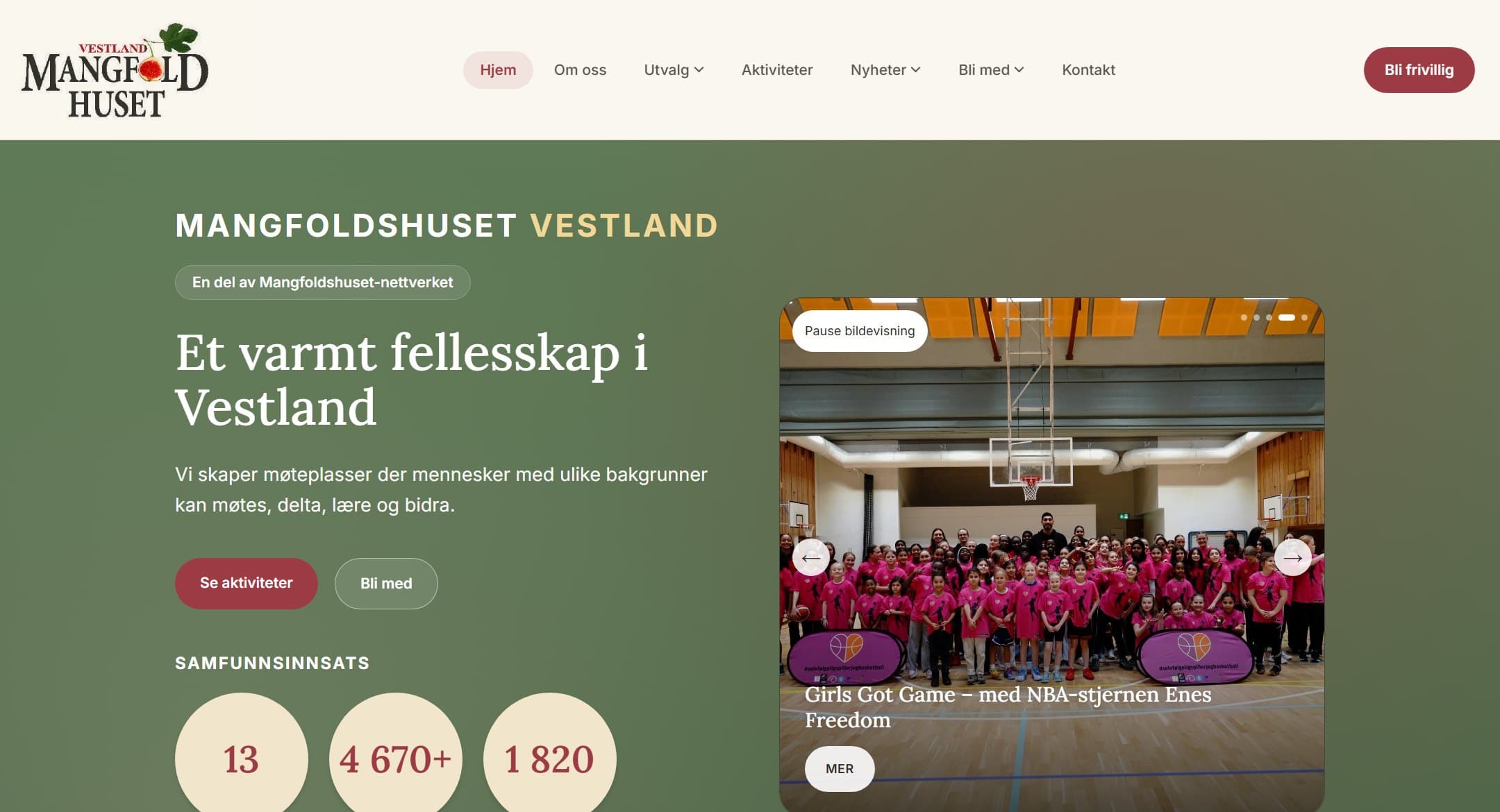 Forsiden til mangfoldshusetvestland.no: en grønn toppseksjon med teksten «Et varmt fellesskap i Vestland» ved siden av et bilde fra et basketballarrangement for jenter.